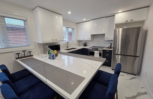 Malton House | Gorgeous Home near Pearson Airport