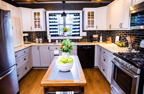 Fredericksburg House | Gorgeous Home w/Wrap Around Porch & Texas Windmill - 2 mins from Main St