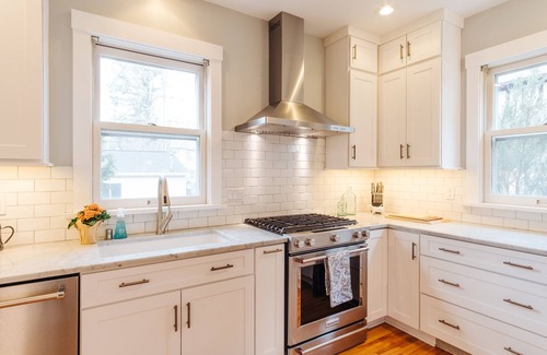 Lynnhurst House | Gorgeous Home - Walk to Lake, Restaurants, Shops, Trails!