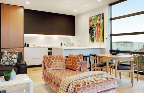 Hobsonville Apartment | Gorgeous Home with Catalina Bay Views and Carpark