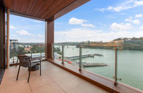 Hobsonville Apartment | Gorgeous Home with Catalina Bay Views and Carpark