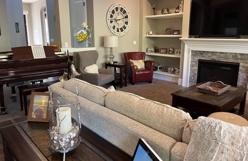 Wilsonville House | Gorgeous Home with River Access, Outdoor living, Hot Tub & Close to Wine Country