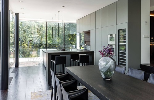 Lechlade Villa | Gorgeous Lakeside Villa with wellness SPA and 9 seater cinema