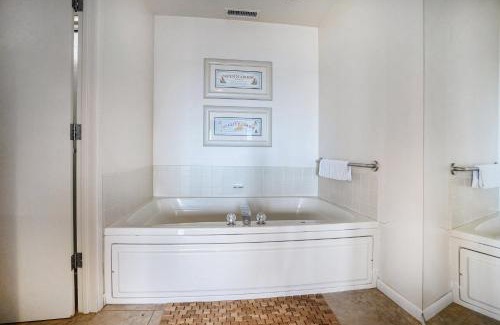 Acme Apartment | Gorgeous Lake View Deluxe Condo at The Shores