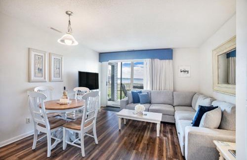 Acme Apartment | Gorgeous Lake View Deluxe Condo at The Shores