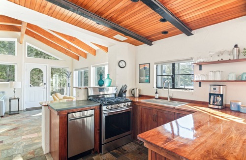 Hinesburg House | Gorgeous lakefront home close to Burlington!