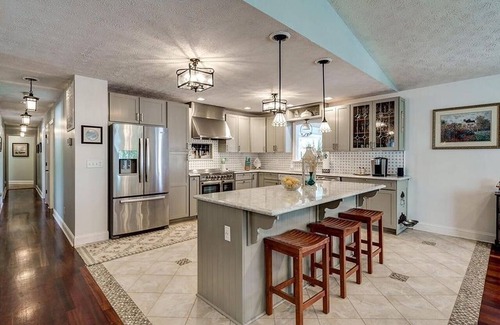 Merifield Acres House | Gorgeous lakeside retreat with room for all!