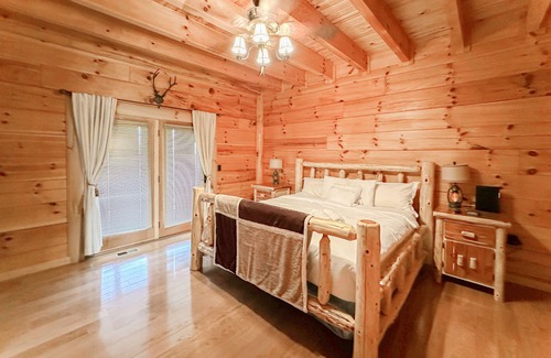 Dobson Cabin | Gorgeous Log Cabin - Mt. Airy - Blue Ridge Mountain Views - Retreats & Reunions