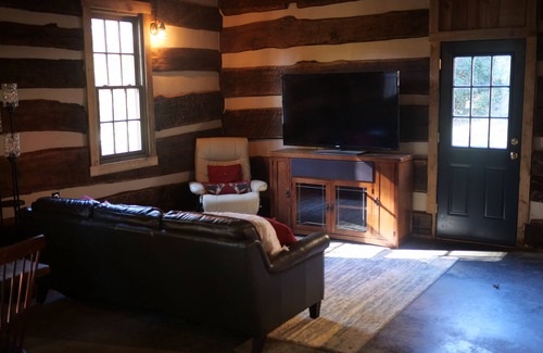 Bernville Cabin | Gorgeous Log Cabin retreat on 30 acre farm; 5 minutes from Blue Marsh Lake.