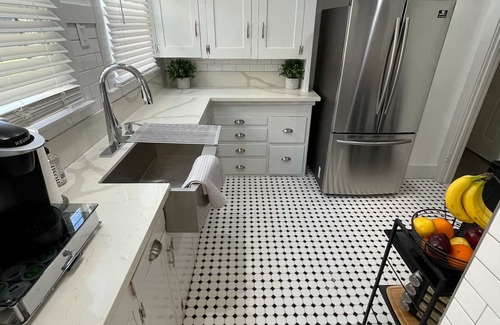 Alamitos Beach Apartment | Gorgeous Long Beach Apartment Walking Distance to Beach & Downtown