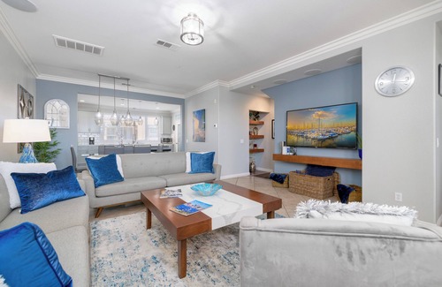 Santee House | Gorgeous Luxurious San Diego Townhome - Stunning Views, Pool, Hot Tub