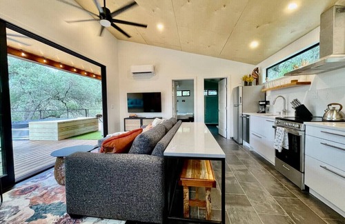 Dripping Springs Apartment | Gorgeous Modern Cabin w Heated Pool & Firepit
