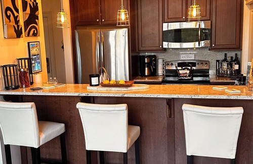 Saratoga Springs Condo | Gorgeous Modern but Cozy -2B2B Condo -Broadway Downtown Saratoga!