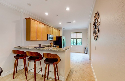 Ole Condo | Gorgeous & modern sunlit oasis with pool, patio, tennis courts, gym, & W/D