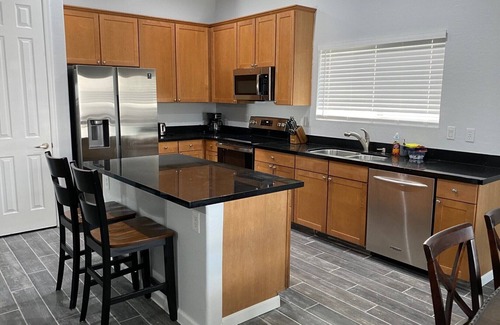 Casa Grande House | Gorgeous newly renovated Bungalow beside the park!