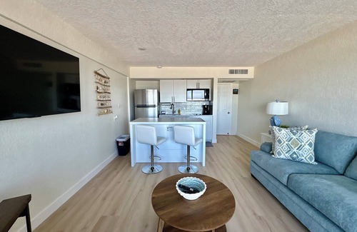 Davis Apartment | Gorgeous Oceanfront Coastal Bliss 1 BR Apartment with Private Balcony & Pool