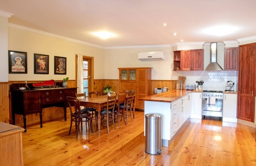 Bendigo House | Gorgeous, pet friendly, family sized cottage in the perfect location.