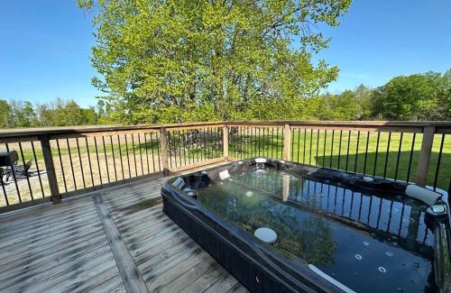 Mississippi Mills House | Gorgeous private retreat with hot tub