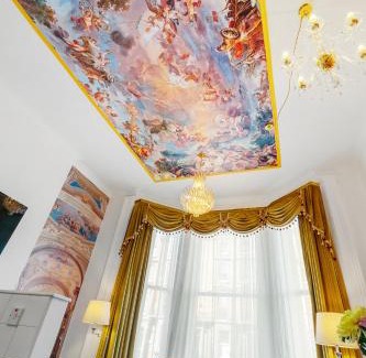 Golborne Apartment | Gorgeous Regal Flat in London