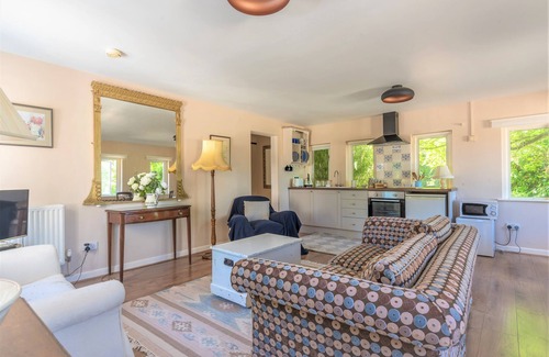 Broad Hinton House | Gorgeous romantic cottage with hot tub tennis court. Beautiful walks