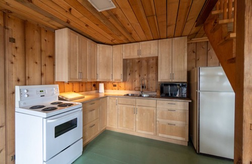 North Kawartha Cottage | Gorgeous Rustic 5-bedroom cottage in North Kawartha with WiFi