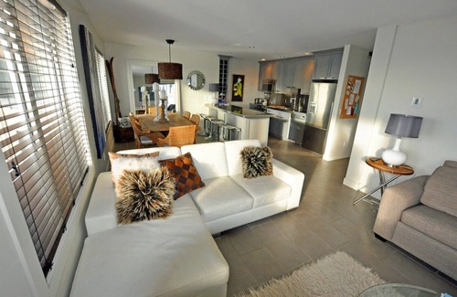 Big White Ski Resort Condo | Gorgeous ski in/ski out home, central to the village in Plaza on the Ridge.