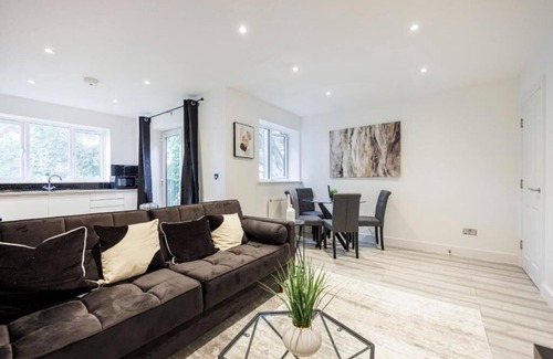Southend-on-Sea Apartment | Gorgeous & Stylish 1BR City Centre Nr High Street by Luxiety Stays