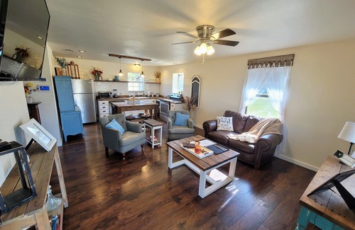 Electra House | Gorgeous Two Bedroom Modern Farmhouse Cottage
