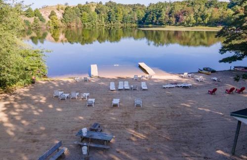 Saugatuck House | Goshorn Lake access - shared pool - cozy cottage