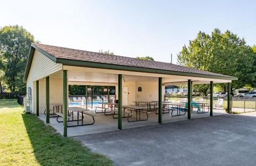 Saugatuck House | Goshorn Lake access - shared pool - cozy cottage