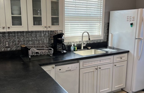 Geneva-on-the-Lake House | GOTL Strip- Lake Erie Views- Sunset Vacation Rentals