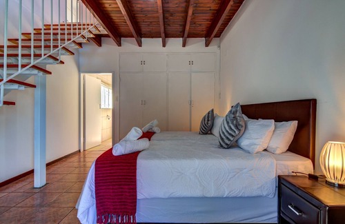 Kempton Park Bed & Breakfast | Grace Guesthouse & Tour is 10 min from OR Tambo Intern. Airport in Johannesburg