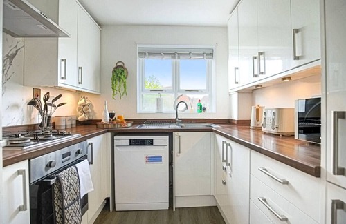 Milton Keynes House | Grace House City Centre Location Driveway Parking, Pool Table and Sky TV