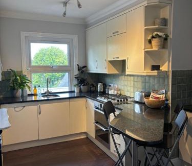 Tring House | Grace's Guesthouse 68a