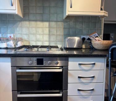 Tring House | Grace's Guesthouse 68a