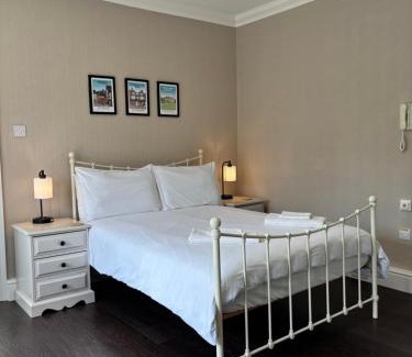 Tring House | Grace's Guesthouse Room 1