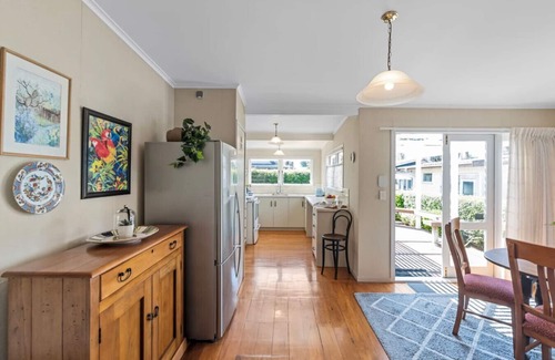 Tauranga South House | Graceful Character Cottage In The Leafy Avenues