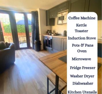 Worcester Apartment | GRADUATION - Worcester City - FREE Parking, WI-FI, Toiletries - TV in rooms with Prime - Stocked kitchen - Entire Apart - Self Check-In - Outside Space