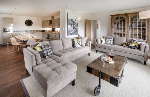 Gattonside House | GRANARY, sleeps 8, superb barn conversion. Outstanding views, near to Melrose