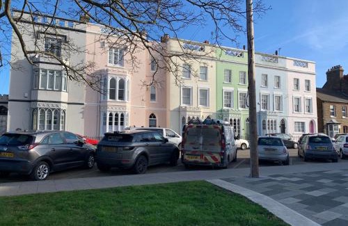 Herne Bay Apartment | Grand 2 bed Georgian apartment at Florence House with king bed, in the heart of Herne Bay & 300m from beach