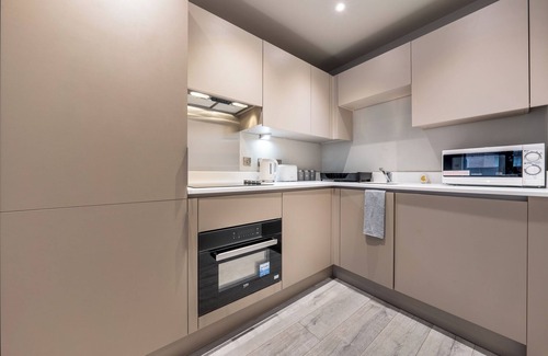 Slough Apartment | Grand 4-sleeper Apartment in Central Slough with Free Parking