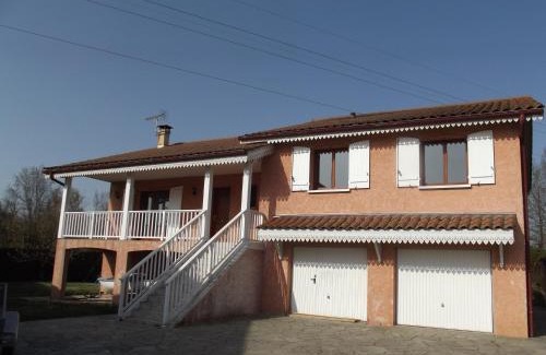 Mionnay Apartment | Grand Appartement avec cheminée dans maison, parking gratuit