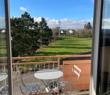 Montlucon Apartment | Grand appartement avec balcon et 2 chambres