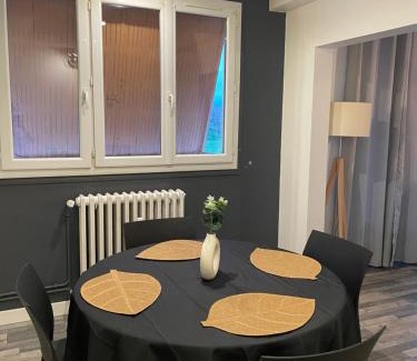 Montlucon Apartment | Grand appartement avec balcon et 2 chambres