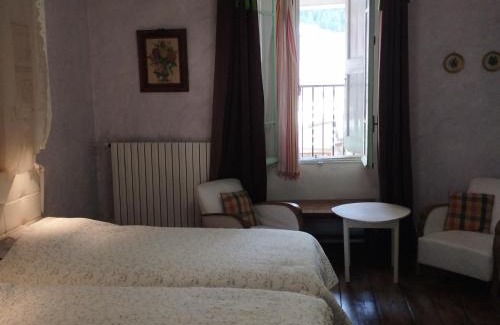 Florac Apartment | Grand appartement de charme avec parking privé