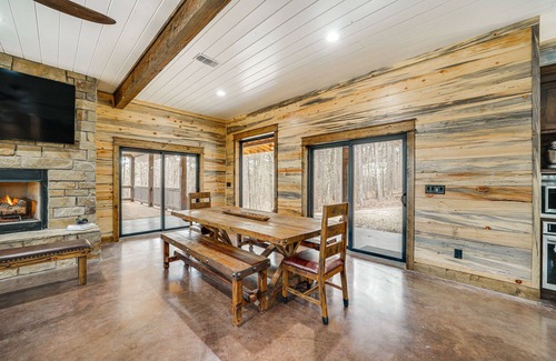 Broken Bow Cabin | Grand Broken Bow Cabin w/Hot Tub & Spacious Deck!