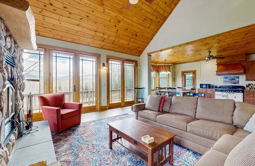 Bethlehem House | Grand cabin with gorgeous views - perfect for big families