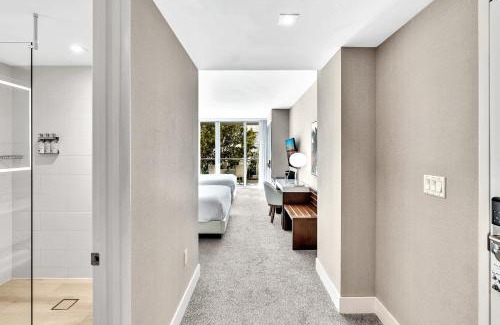 Bay Harbor Islands Apartment | Grand Deluxe Two Bedroom Suite with Balcony Water Views, Corner