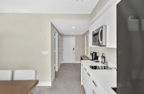 Bay Harbor Islands Apartment | Grand Deluxe Two Bedroom Suite with Balcony Water Views, Corner