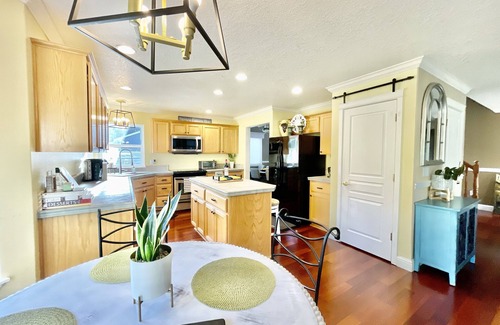 Beaverton House | Grand Entryway Vaulted ceiling near Nike Intel 7 beds w/10% Discount for 7 Days
